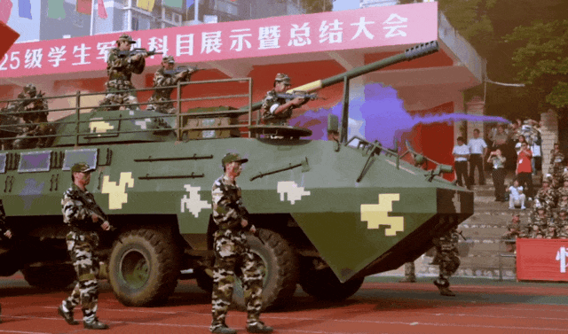 广西高校军训硬核如战狼 真枪实弹堪比大片