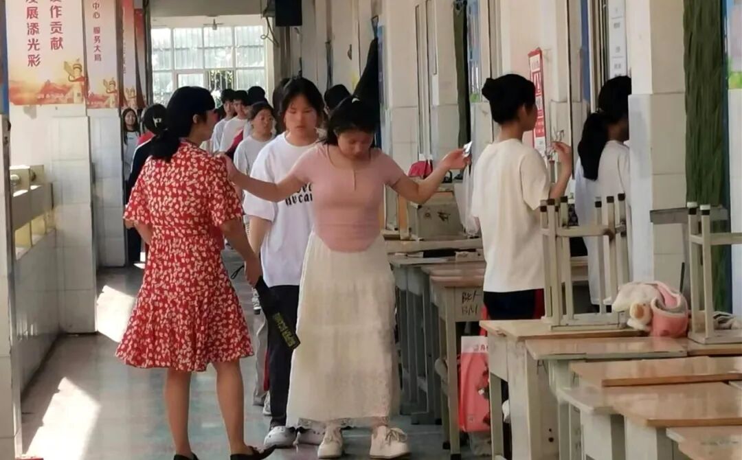 汉梁中学等校开启高考‘无声入场’模拟演练,助力学子适应考场