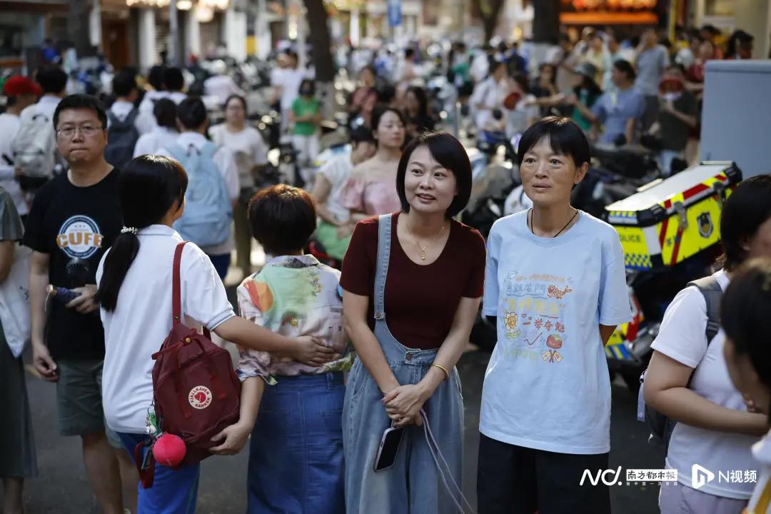 高考英语结束!考生分享题型难度及作文题目,家长场外暖心陪伴