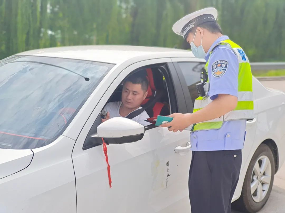 交警给这些司机开小灶,手把手教安全驾驶