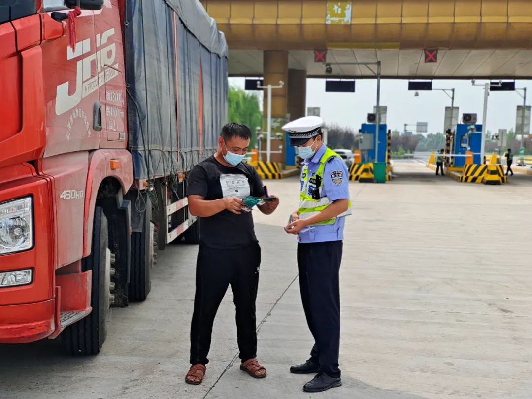 交警给这些司机开小灶,手把手教安全驾驶