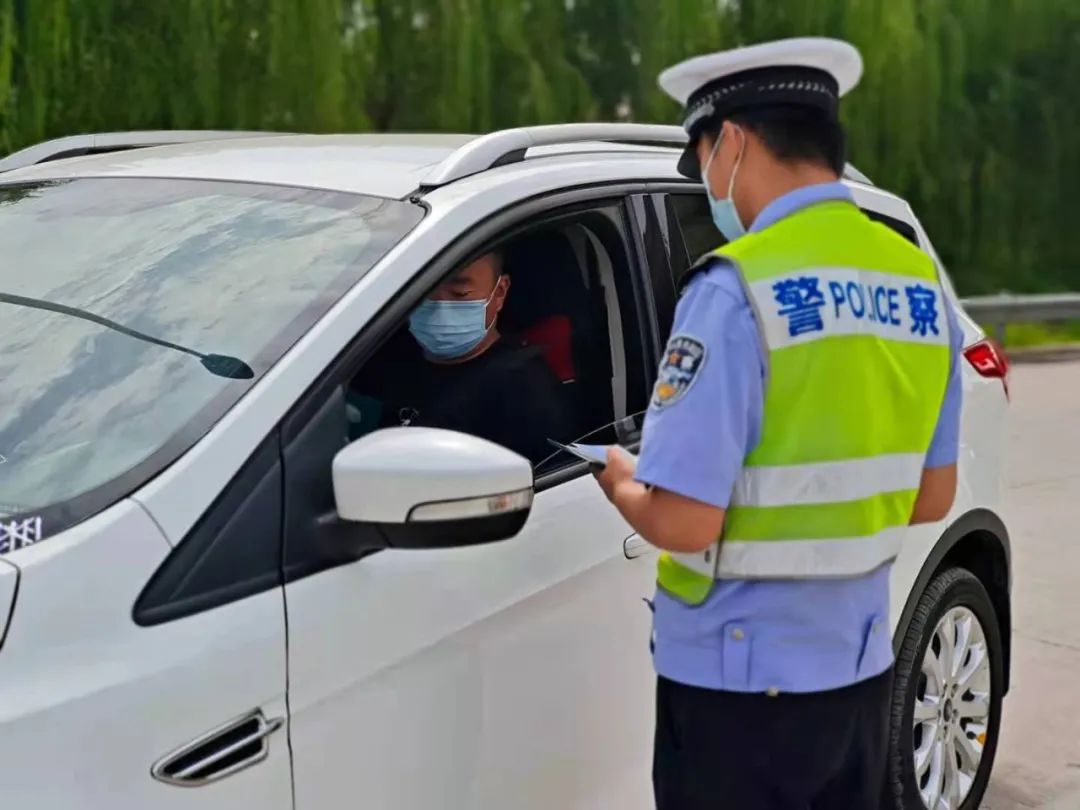 交警给这些司机开小灶,手把手教安全驾驶