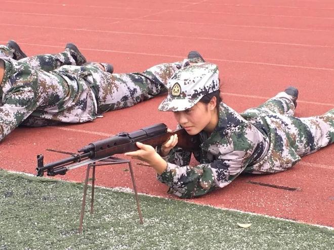 大学军训越来越硬核:步坦协同、火箭筒都来了