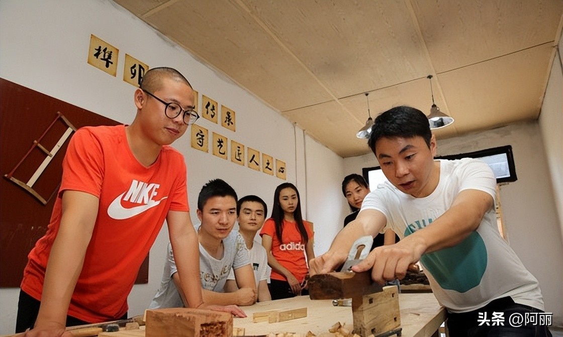 返乡快递停运?1200万人回村开店,县城变新深圳