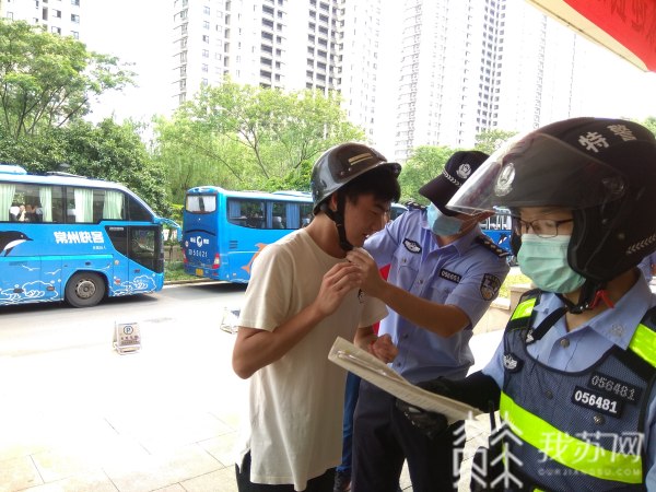 高考出行方式多样,各地现温情送考瞬间,为考生保驾护航