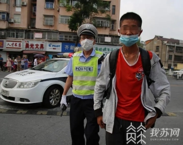 高考出行方式多样,各地现温情送考瞬间,为考生保驾护航