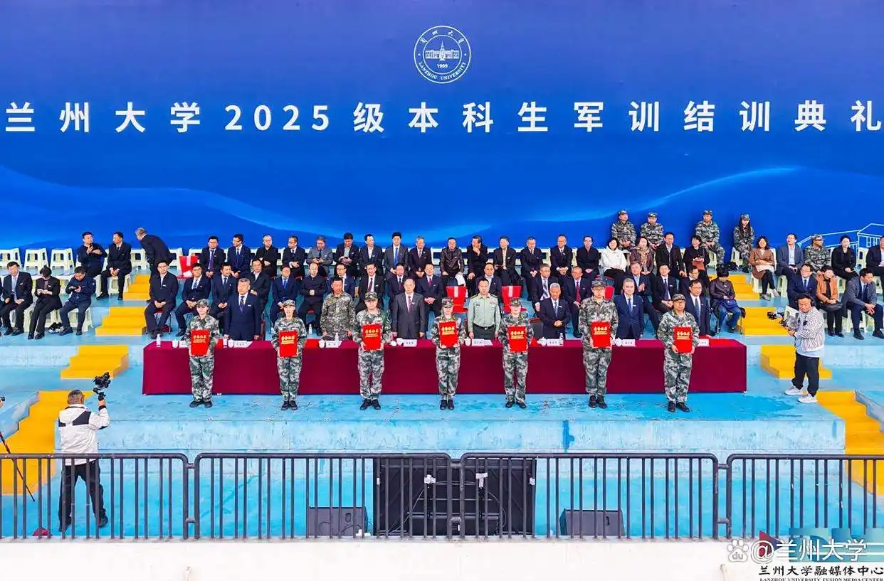 兰州大学2025级本科生军训结训,各方阵展飒爽英姿