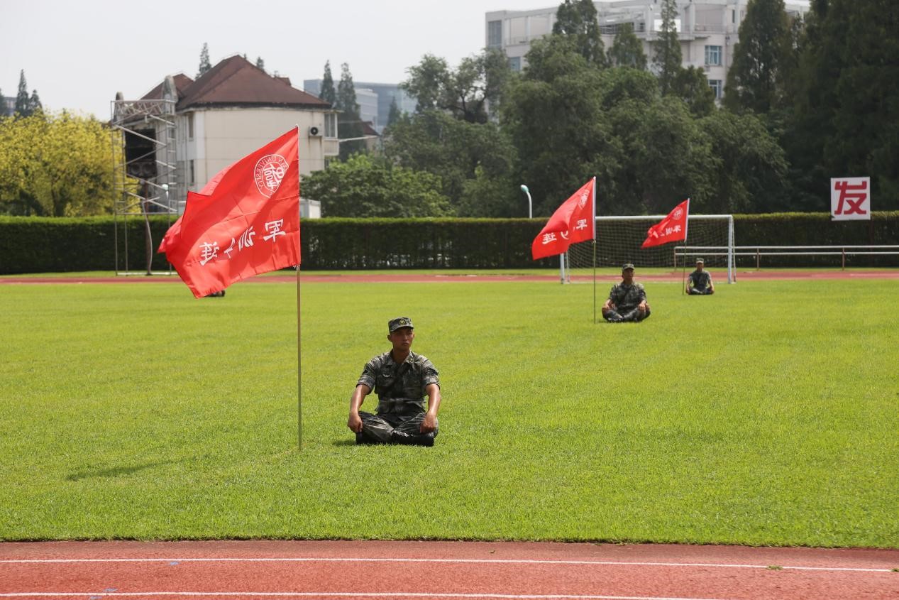 复旦大学军训首日开启,6700 余名学生参训,各项工作有序开展
