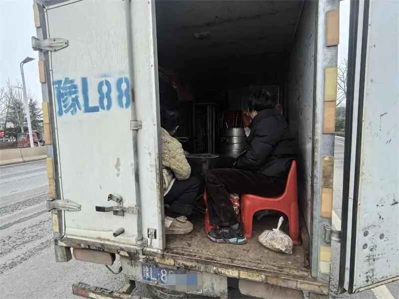 货车车厢违规载人危害大!漯河交警严厉处罚涉事司机