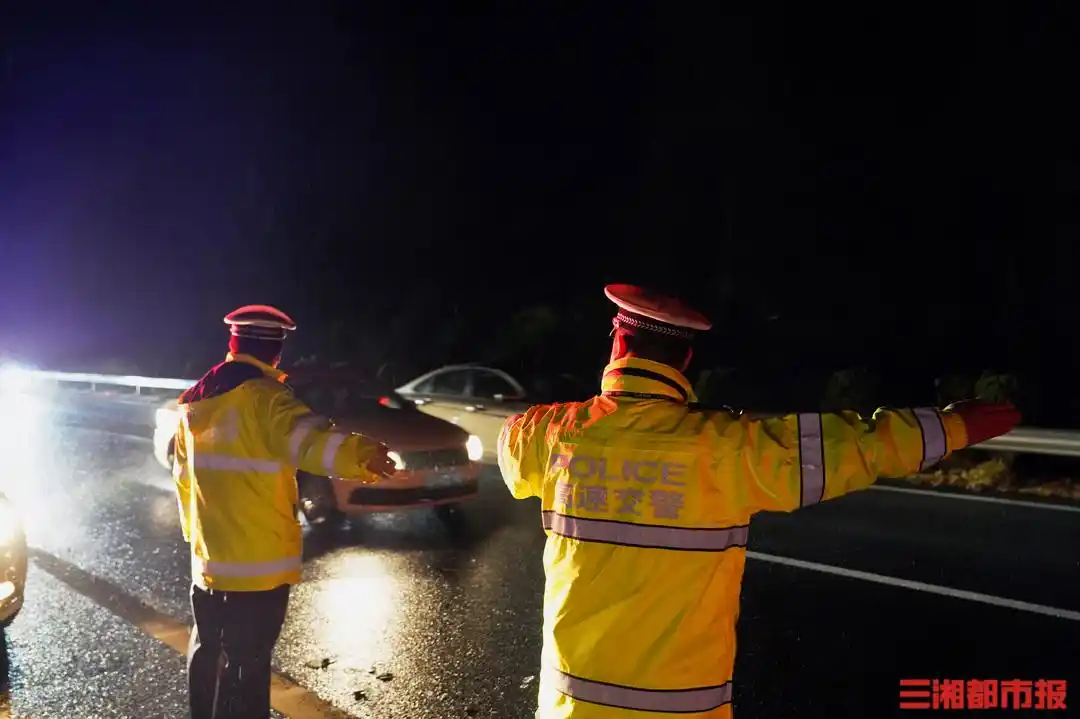 高速交警李强拦停失控小车走红,守护司乘平安回家