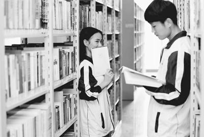 大学恋爱成风尚,走进真实校园爱情,看当代恋爱观新风貌