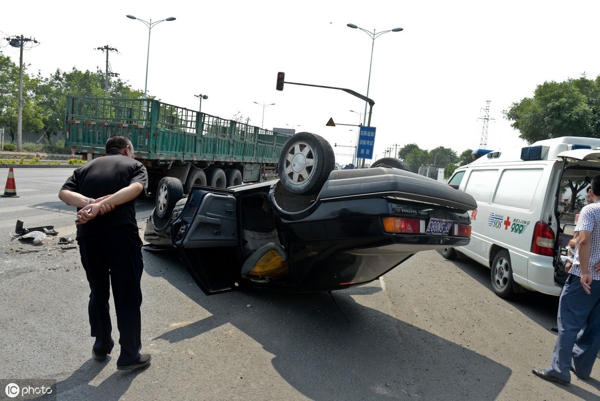 高速驾驶事故频发,这些安全驾驶技巧快收藏