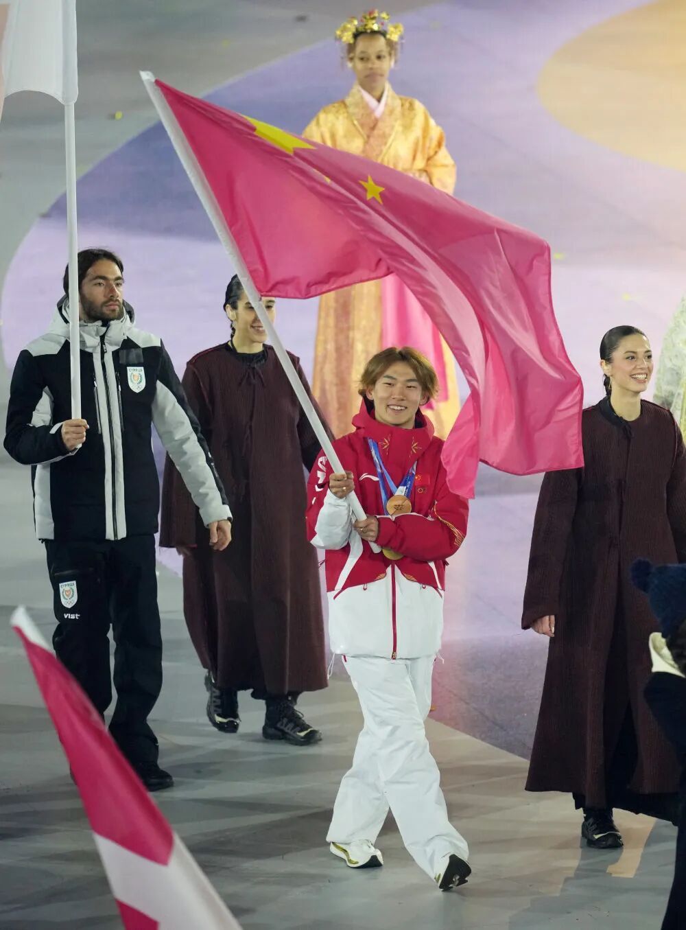 米兰冬奥会闭幕式精彩瞬间:志愿者致谢与各代表团入场等