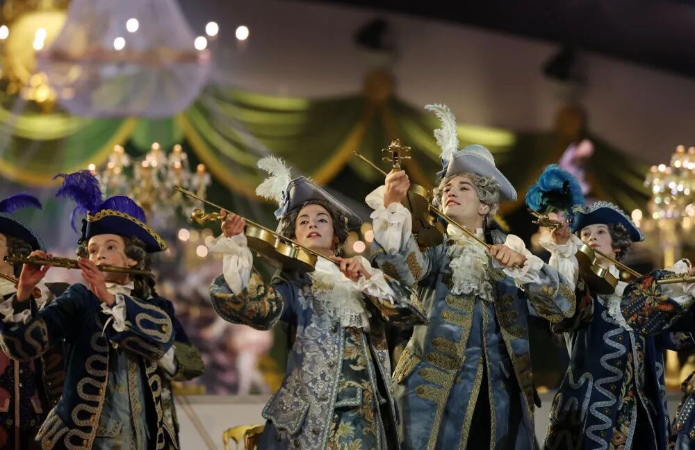 米兰冬奥会闭幕式精彩瞬间:志愿者致谢与各代表团入场等