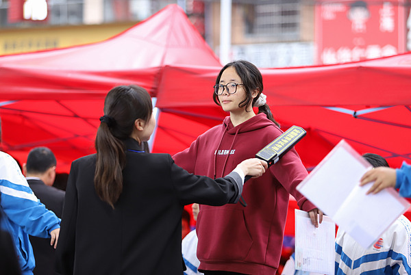 2025 年高考倒计时不足 10 天,考生考前准备及意外应对全知道