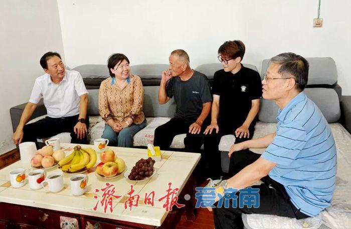 济南老区革命后代大学新生获5000元助学金