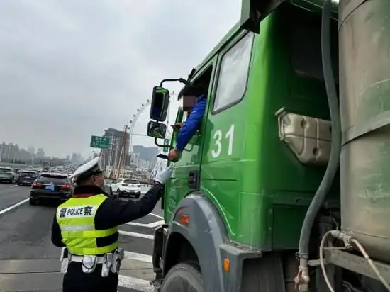 早晚高峰高架易拥堵,上海交警加大违法查处力度